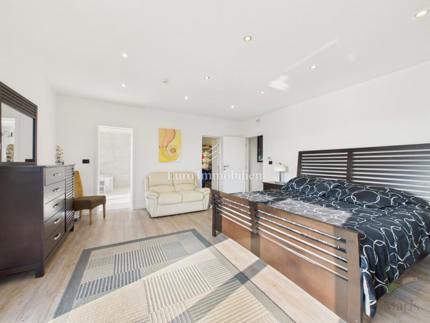 Moderna hiša z ogrevanim bazenom - Pomer