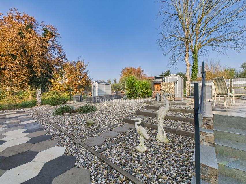 Moderna hiša z ogrevanim bazenom - Pomer