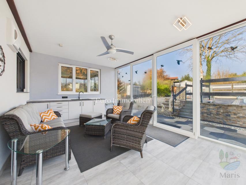 Moderna hiša z ogrevanim bazenom - Pomer