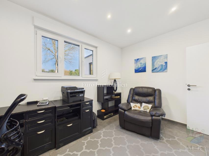 Moderna hiša z ogrevanim bazenom - Pomer