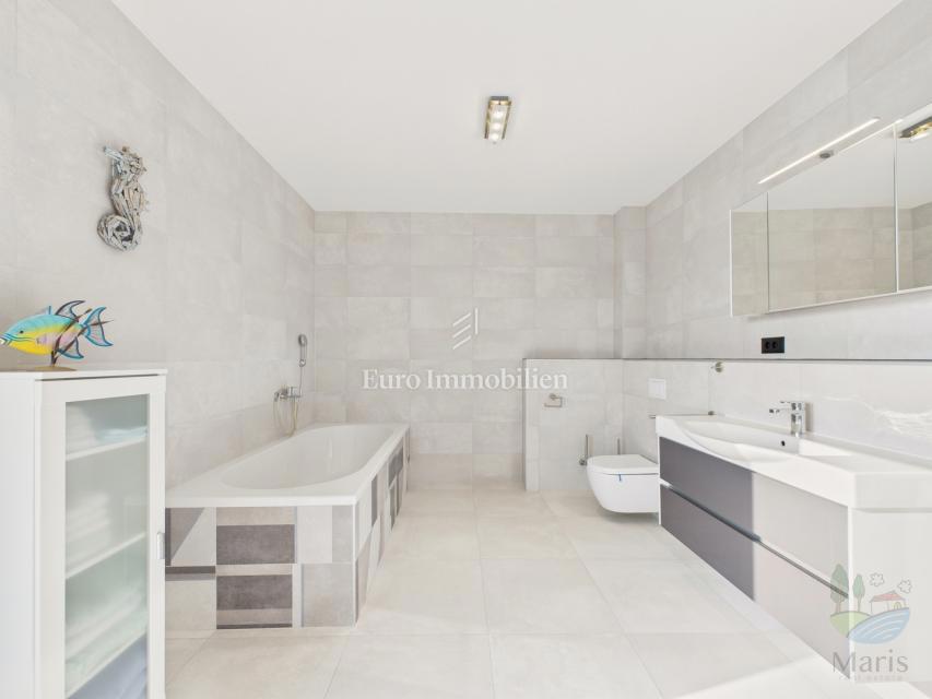 Moderna hiša z ogrevanim bazenom - Pomer