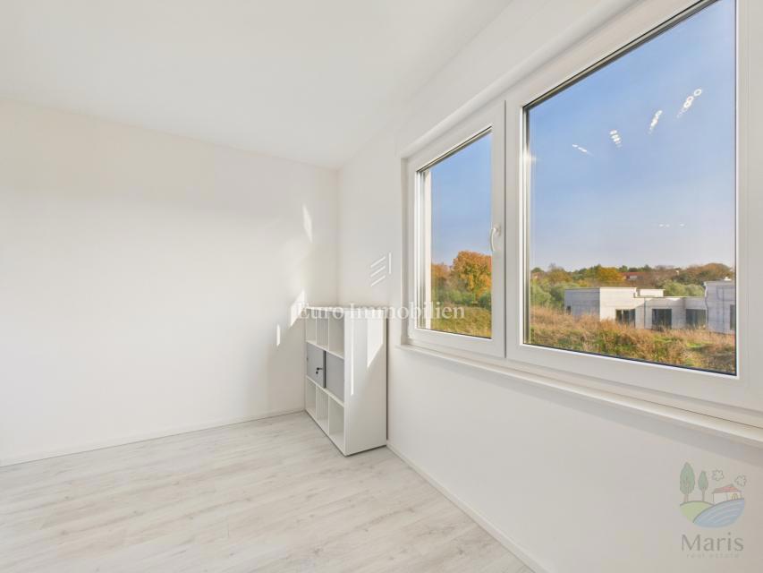 Moderna hiša z ogrevanim bazenom - Pomer