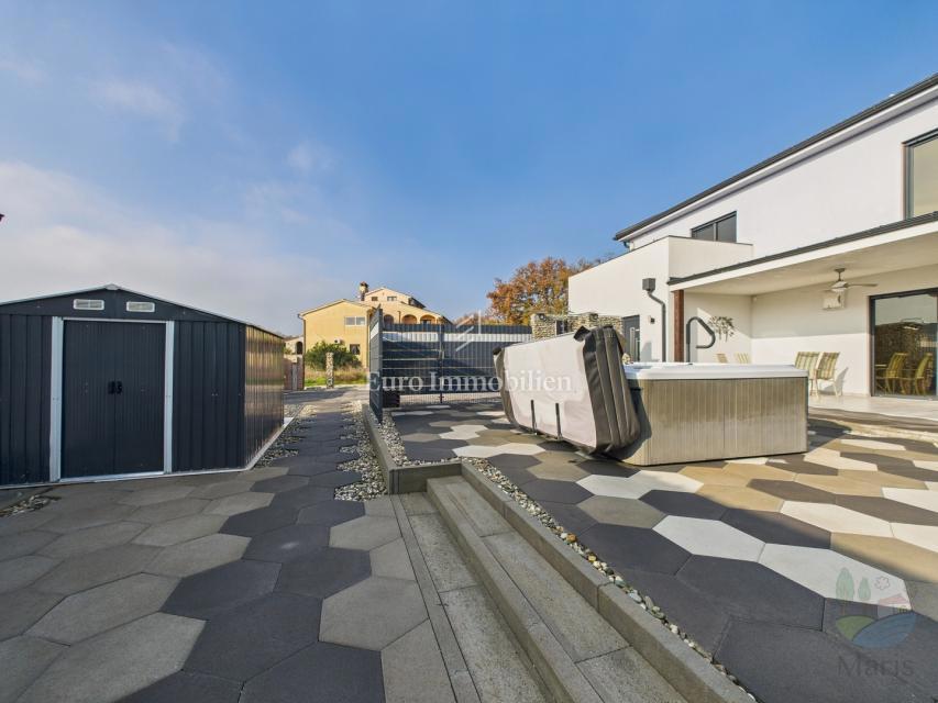 Moderna hiša z ogrevanim bazenom - Pomer