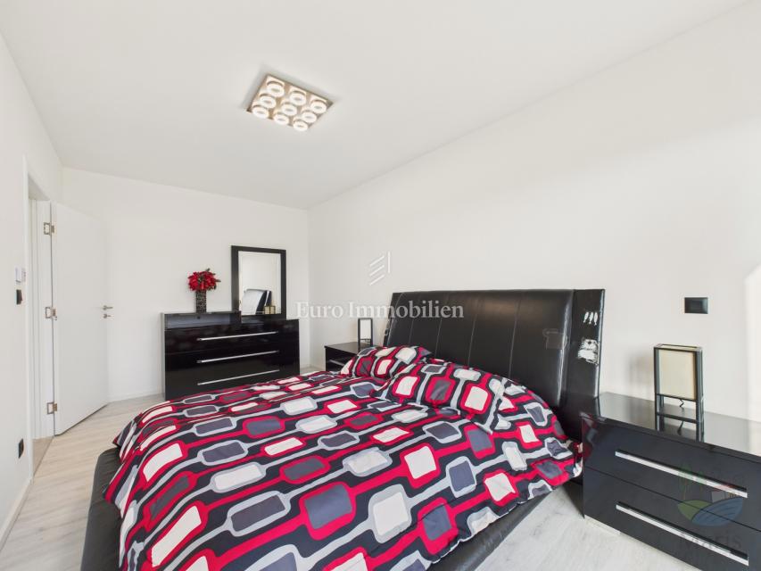 Moderna hiša z ogrevanim bazenom - Pomer