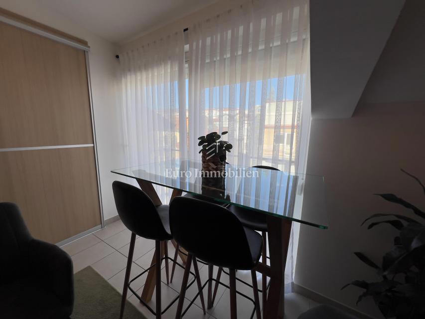 Prenovljeno stanovanje v centru Crikvenice, prva vrsta do morja