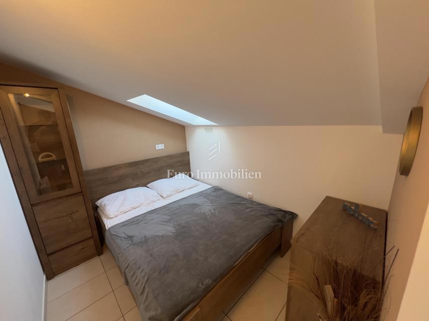 Prenovljeno stanovanje v centru Crikvenice, prva vrsta do morja