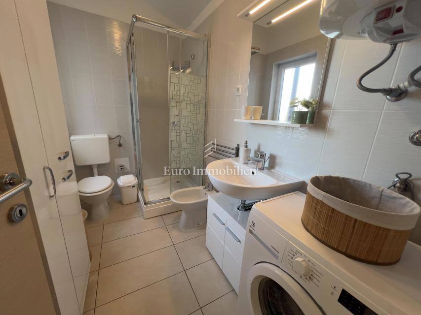 Prenovljeno stanovanje v centru Crikvenice, prva vrsta do morja