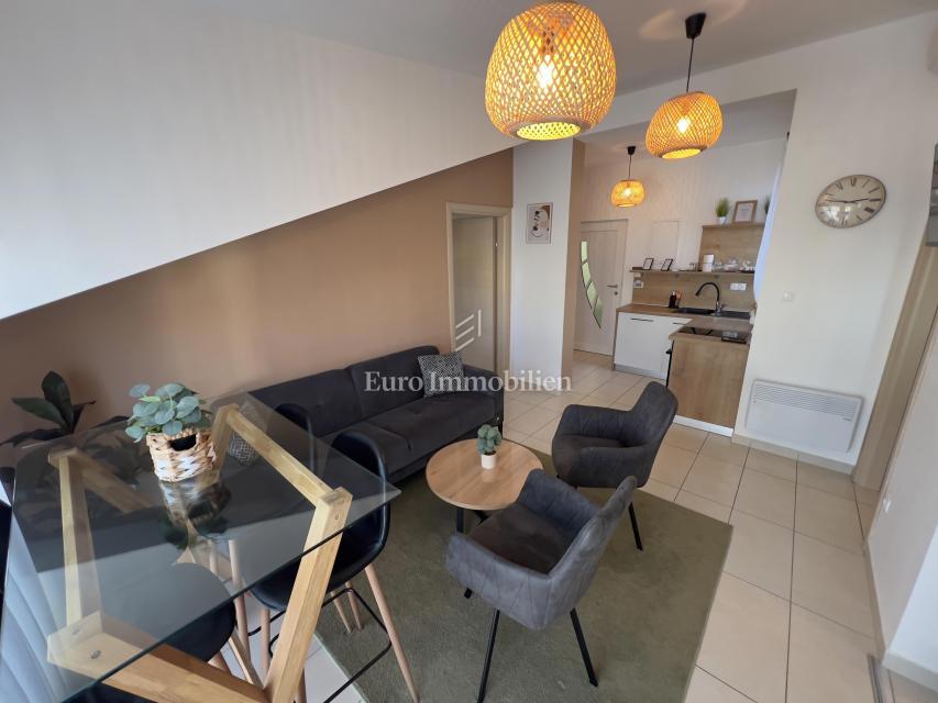 Prenovljeno stanovanje v centru Crikvenice, prva vrsta do morja