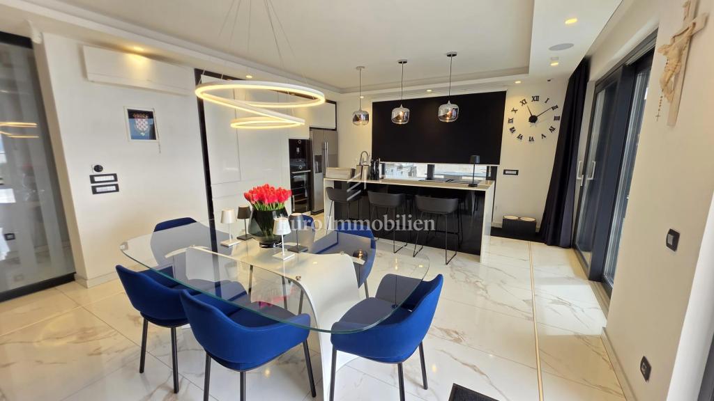 Crikvenica - hiša z bazenom in gradbenim zemljiščem