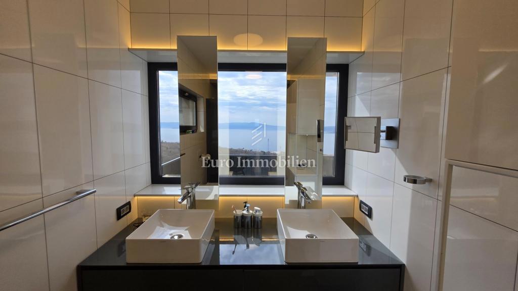 Crikvenica - hiša z bazenom in gradbenim zemljiščem