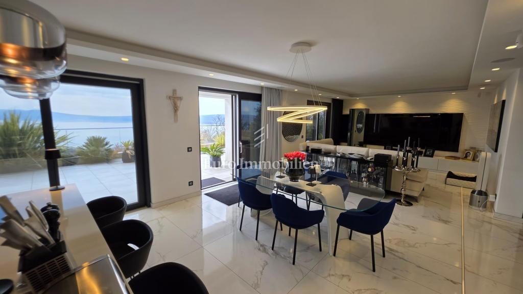 Crikvenica - hiša z bazenom in gradbenim zemljiščem