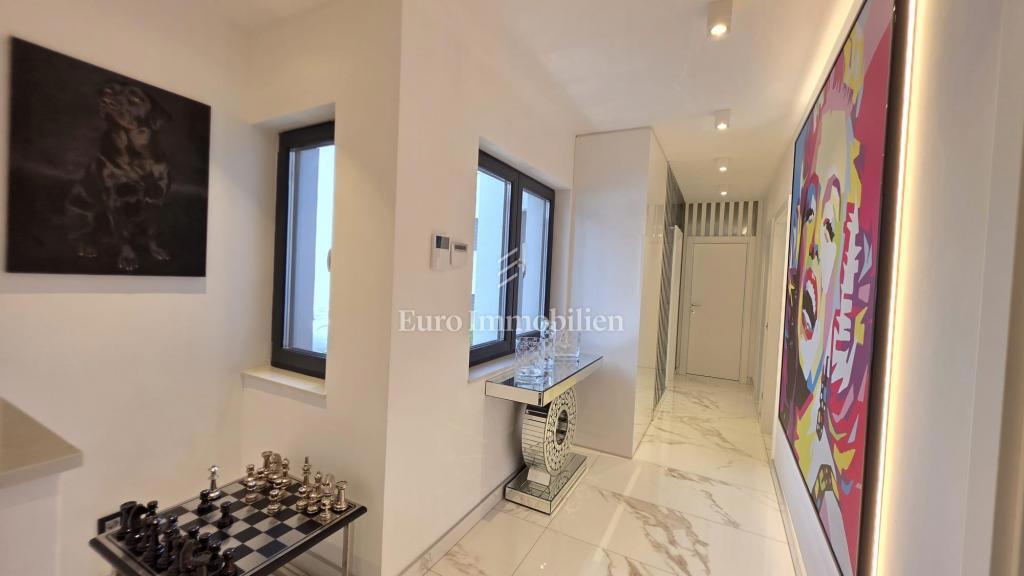 Crikvenica - hiša z bazenom in gradbenim zemljiščem