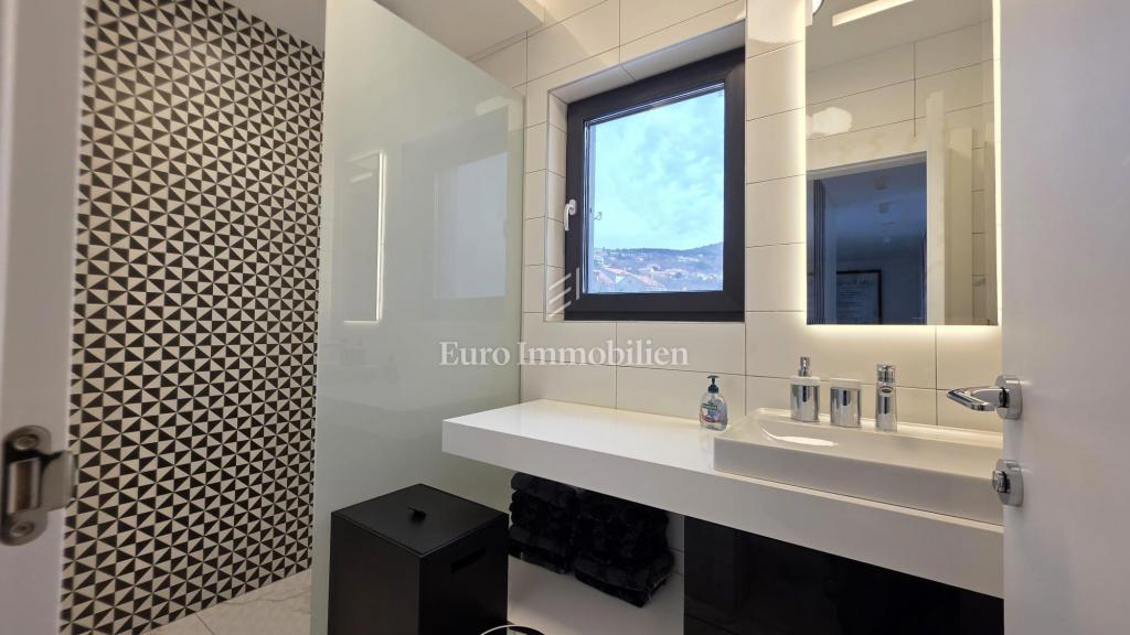 Crikvenica - hiša z bazenom in gradbenim zemljiščem