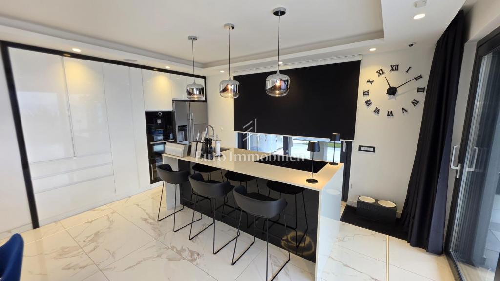 Crikvenica - hiša z bazenom in gradbenim zemljiščem