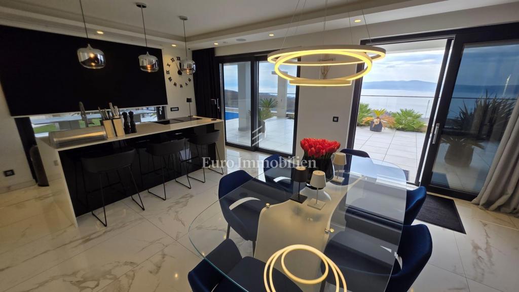 Crikvenica - hiša z bazenom in gradbenim zemljiščem