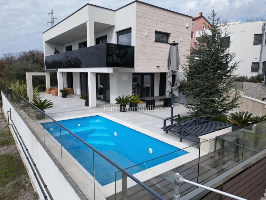 Crikvenica - hiša z bazenom in gradbenim zemljiščem