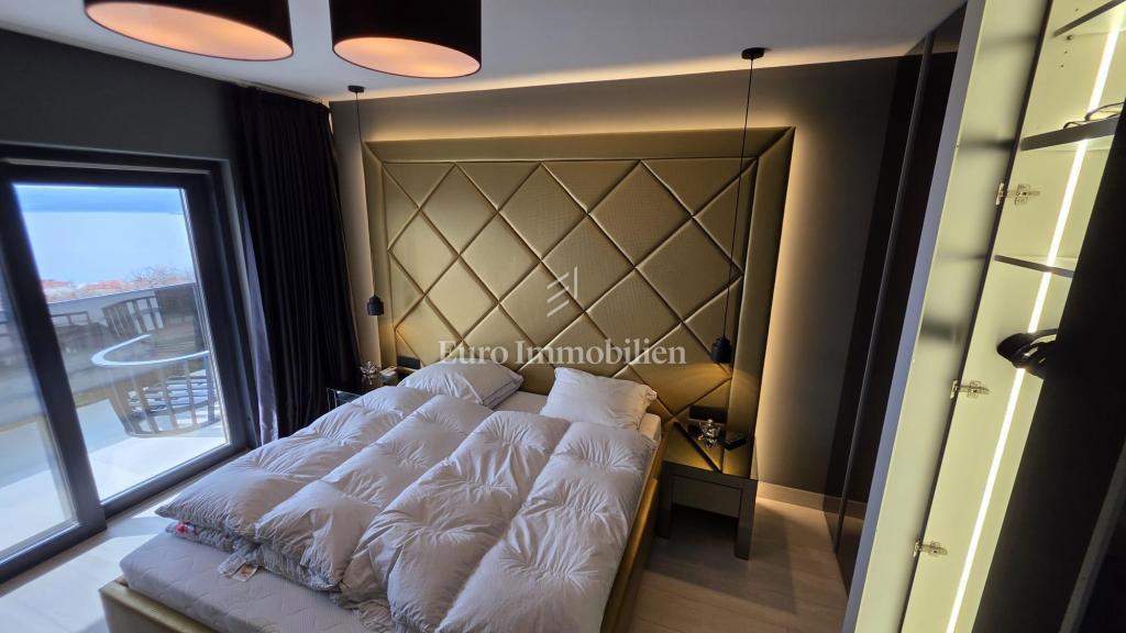 Crikvenica - hiša z bazenom in gradbenim zemljiščem