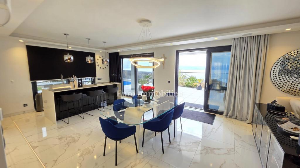 Crikvenica - hiša z bazenom in gradbenim zemljiščem