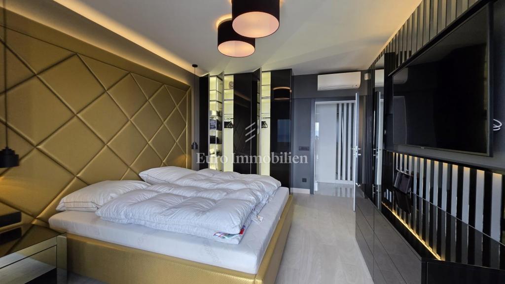 Crikvenica - hiša z bazenom in gradbenim zemljiščem