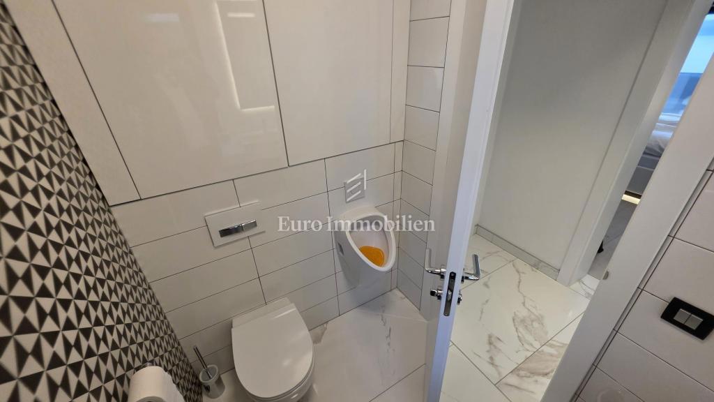 Crikvenica - hiša z bazenom in gradbenim zemljiščem