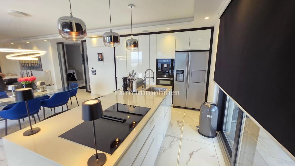 Crikvenica - hiša z bazenom in gradbenim zemljiščem