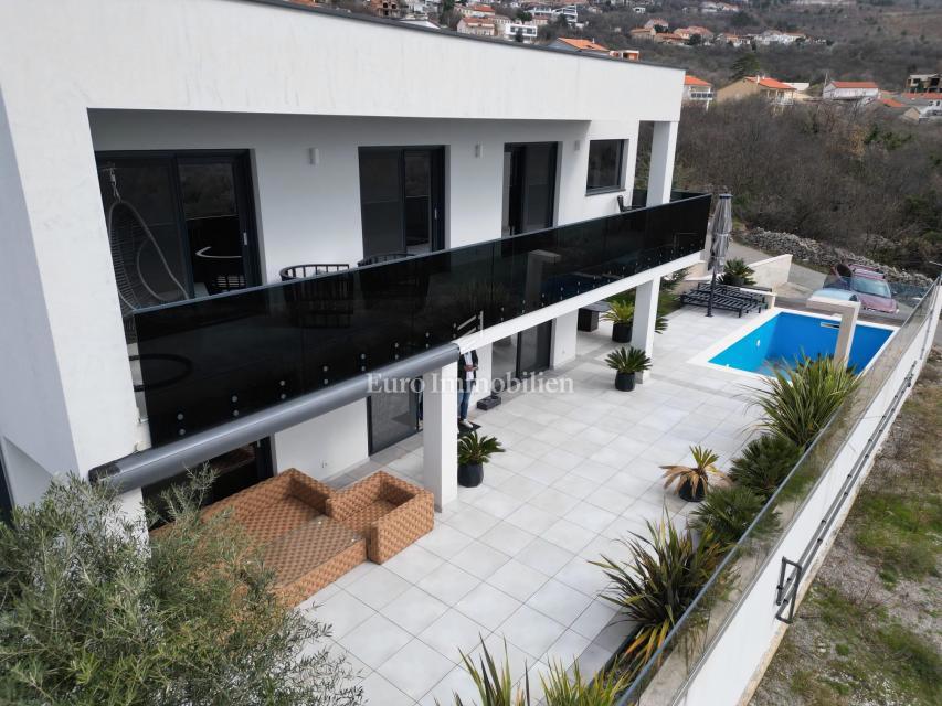 Crikvenica - hiša z bazenom in gradbenim zemljiščem