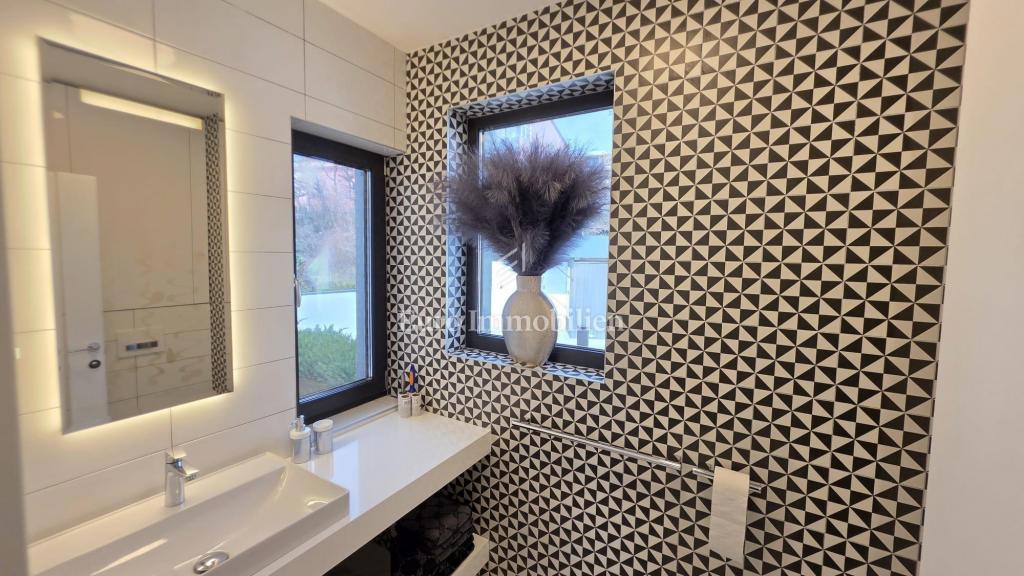 Crikvenica - hiša z bazenom in gradbenim zemljiščem