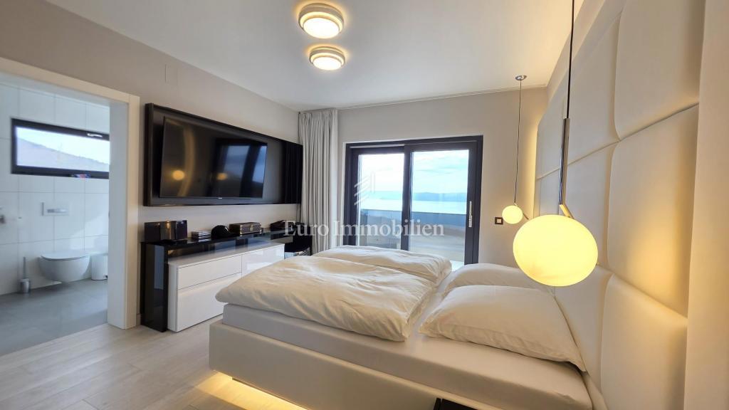 Crikvenica - hiša z bazenom in gradbenim zemljiščem