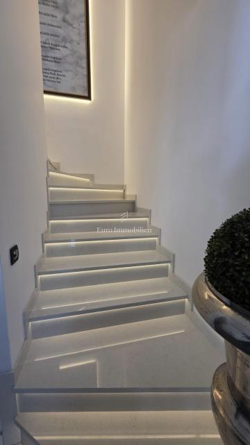 Crikvenica - hiša z bazenom in gradbenim zemljiščem