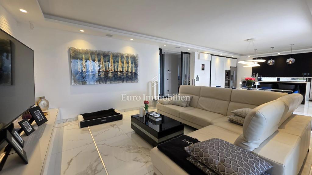 Crikvenica - hiša z bazenom in gradbenim zemljiščem