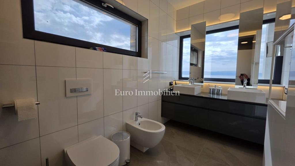 Crikvenica - hiša z bazenom in gradbenim zemljiščem