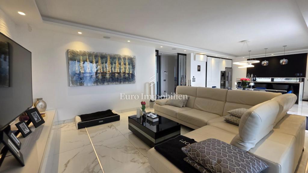 Crikvenica - hiša z bazenom in gradbenim zemljiščem