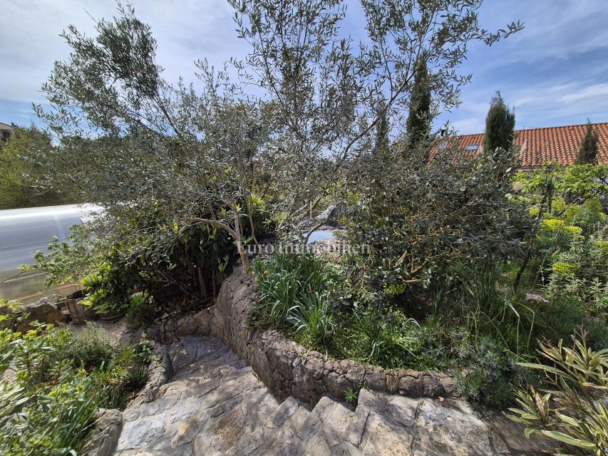 Krk - okolica, samostojna hiša z velikim vrtom