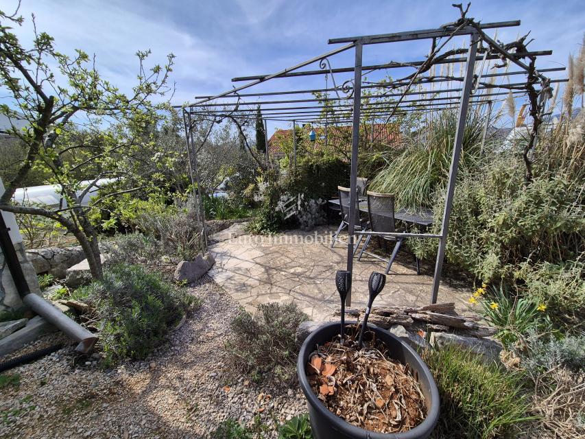 Krk - okolica, samostojna hiša z velikim vrtom