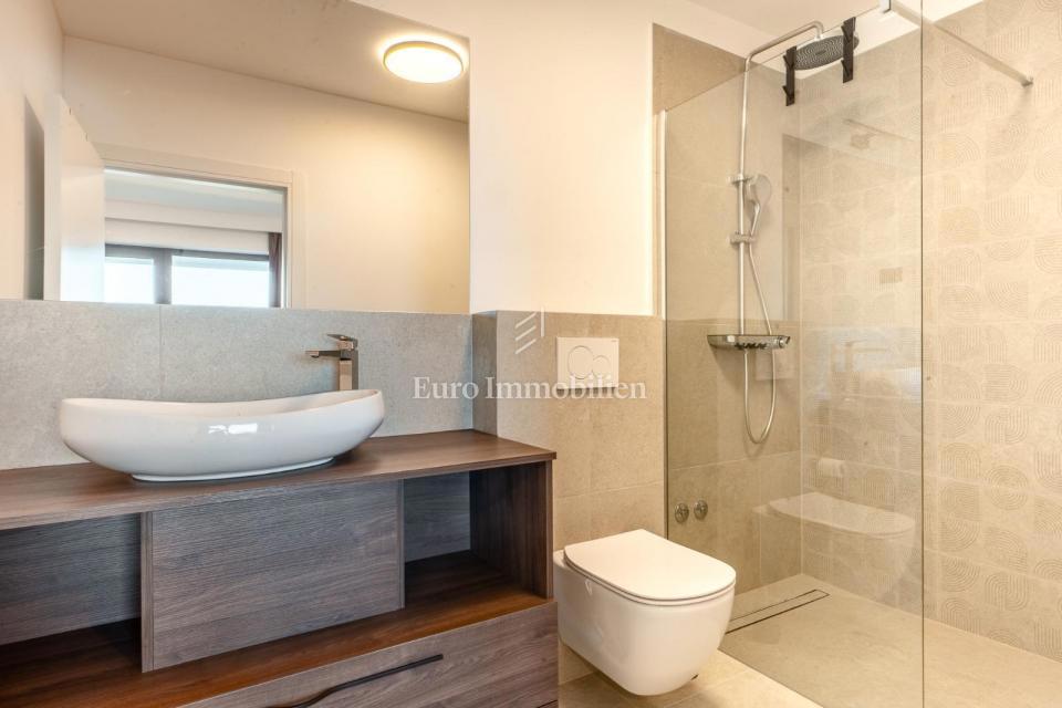 Lovran - moderna hiša z neskončnim bazenom