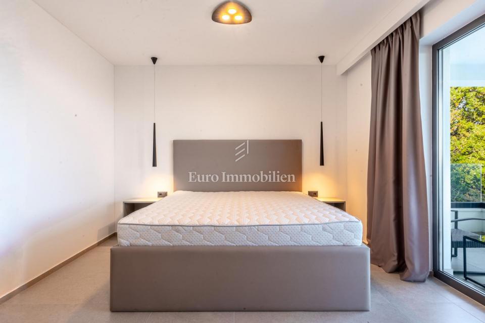 Lovran - moderna hiša z neskončnim bazenom