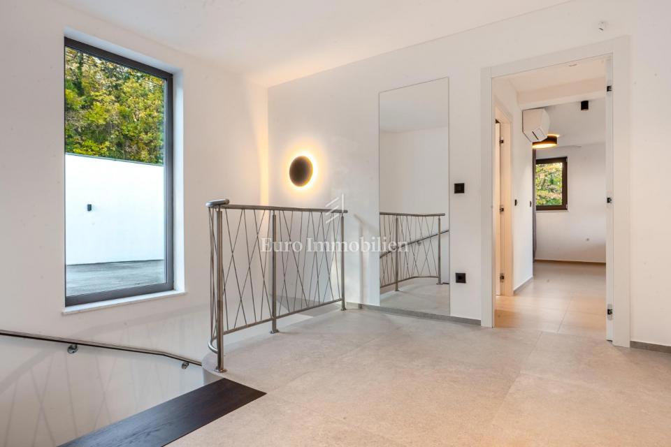 Lovran - moderna hiša z neskončnim bazenom