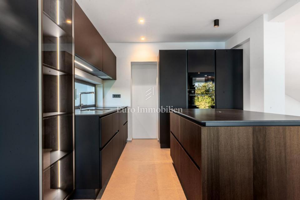 Lovran - moderna hiša z neskončnim bazenom