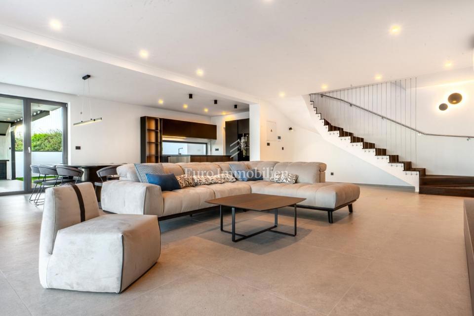 Lovran - moderna hiša z neskončnim bazenom