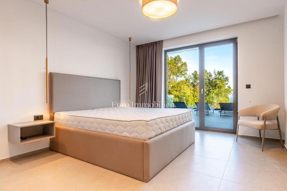 Lovran - moderna hiša z neskončnim bazenom