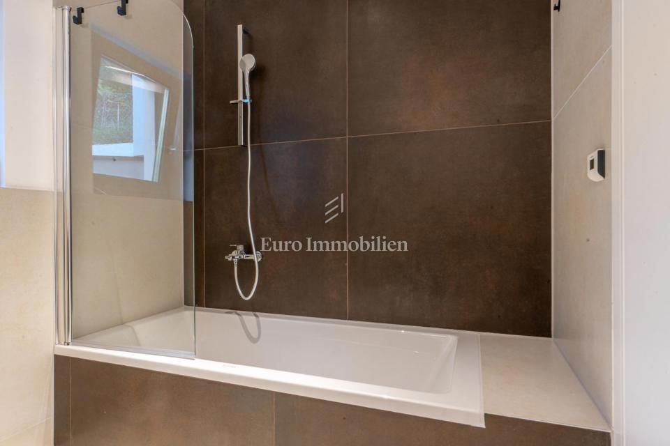 Lovran - moderna hiša z neskončnim bazenom