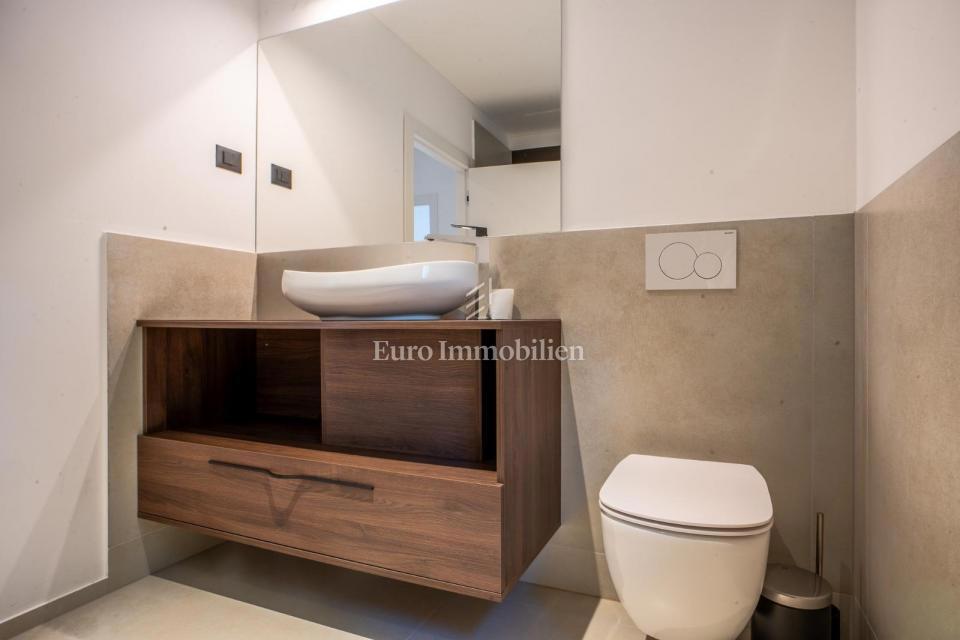 Lovran - moderna hiša z neskončnim bazenom