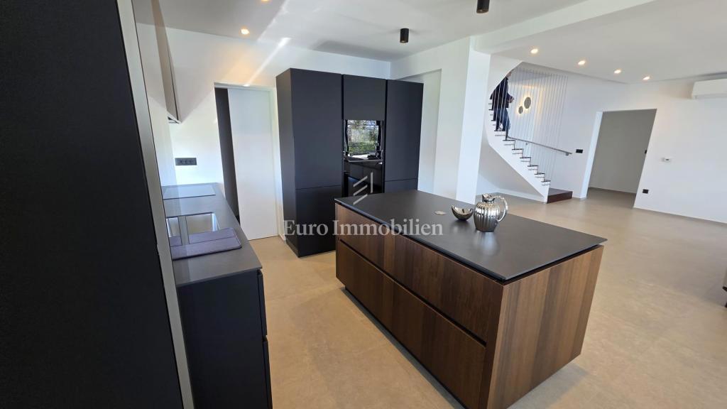 Lovran - moderna hiša z neskončnim bazenom