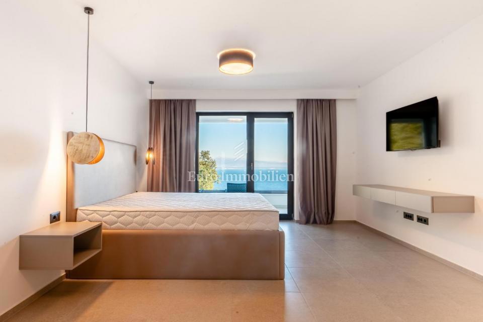 Lovran - moderna hiša z neskončnim bazenom