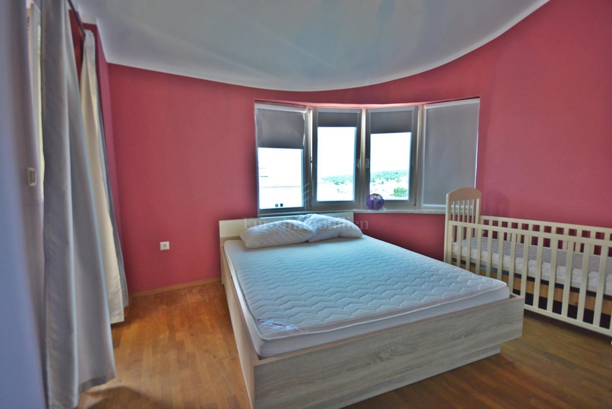 Samostojna hiša s petimi apartmaji in poslovni prostor