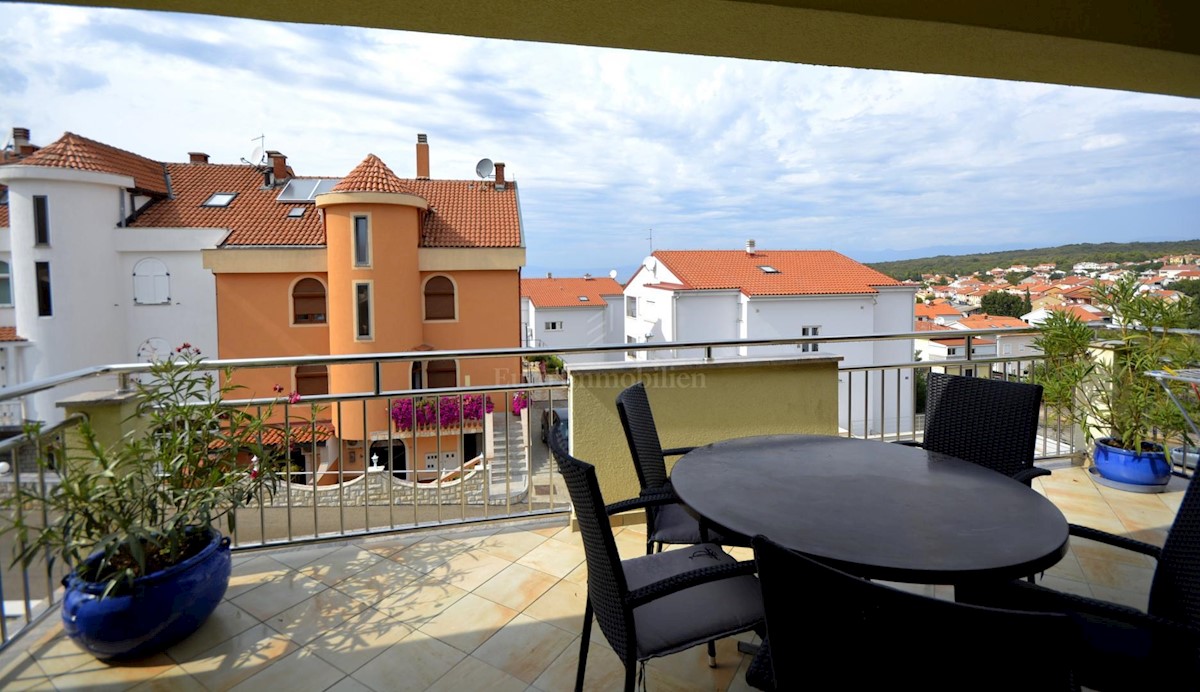 Samostojna hiša s petimi apartmaji in poslovni prostor