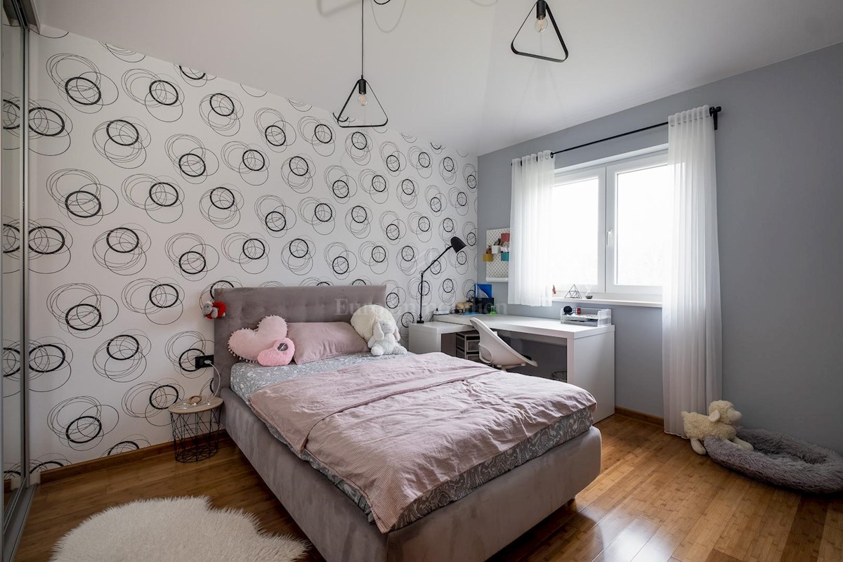Moderna hiša s prostornim vrtom v bližini Pule