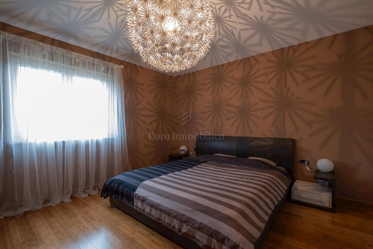 Moderna hiša s prostornim vrtom v bližini Pule