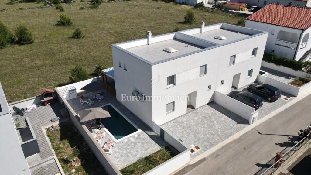 Moderna dvojna villa s bazenom, otok Vir