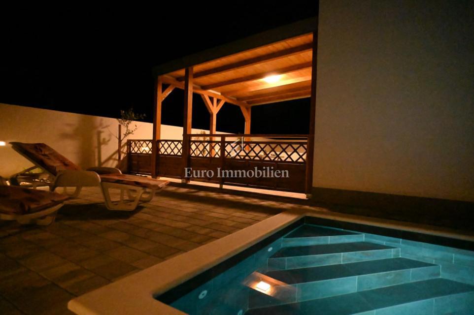 Moderna dvojna villa s bazenom, otok Vir